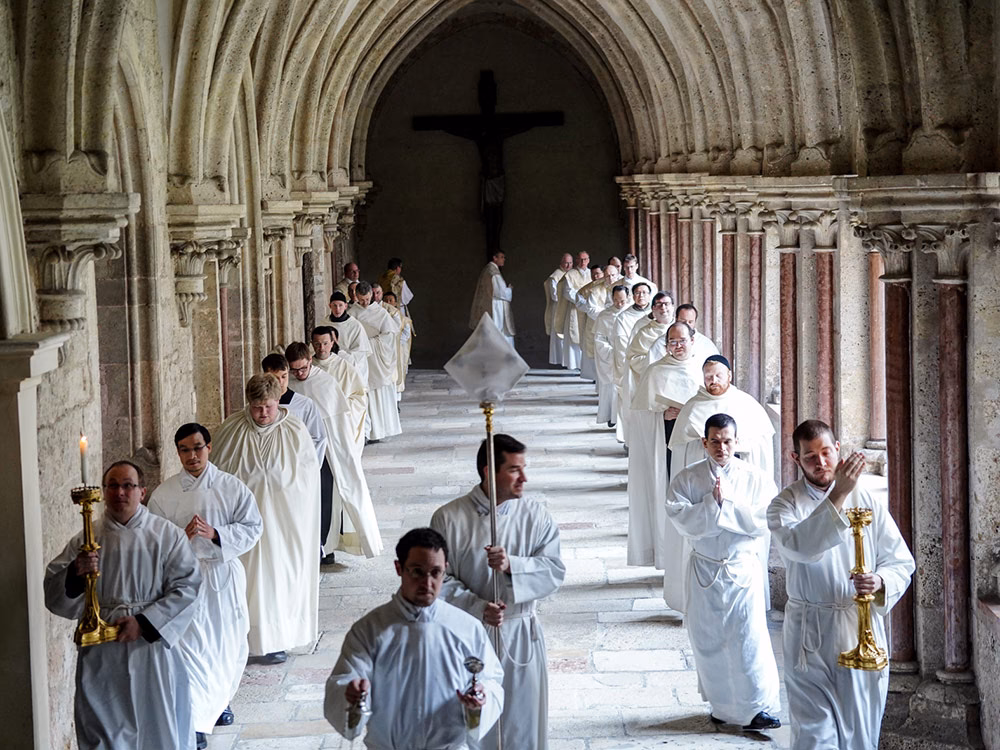 Was ist der Unterschied zwischen einem Abt und einem Kloster?