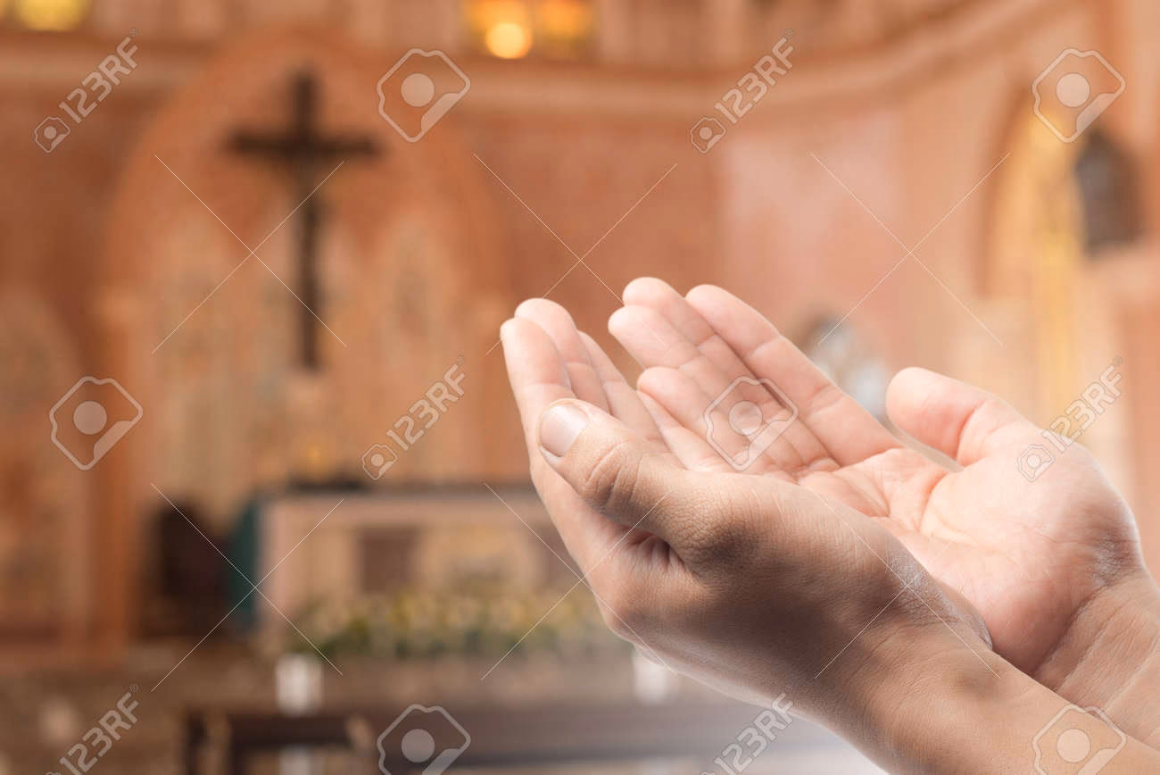 Was bedeutet es wenn man nach oben geöffnete Hände hat?