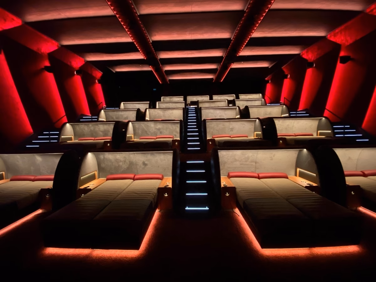 Was ist bei zweistöckigen Kinos zu beachten?