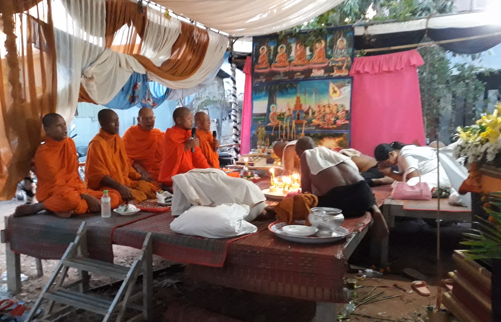 Was sind die Bestattungsrituale im Buddhismus?