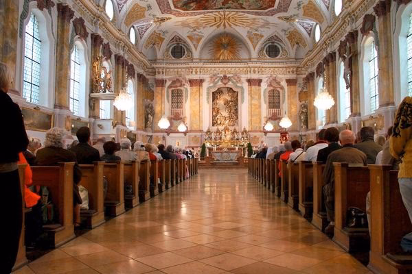 Was ist der Unterschied zwischen einer Kirche und einem Bürgersaal?