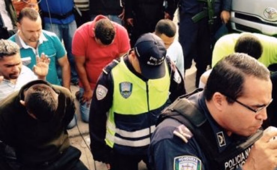 Ist es erlaubt außerhalb des Dienstes zu tragen?