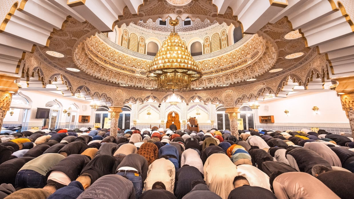 Welche Menschen beten in der Moschee?