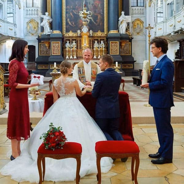 Welche Kleiderordnung gibt es bei kirchlichen Hochzeiten?