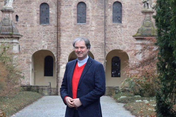 Wie wird die ewige Anbetung verteilt?