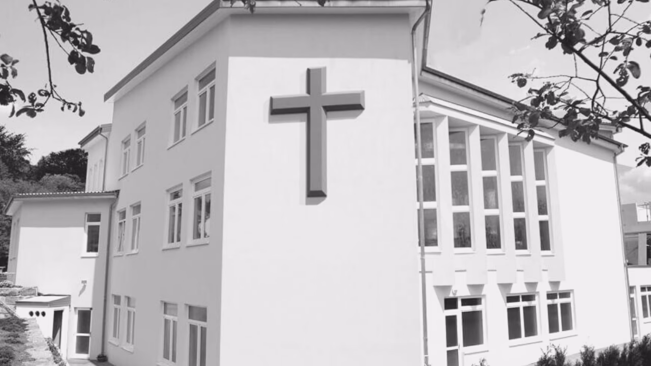 Welche Sprachen feiern die Gottesdienste in Pforzheim?