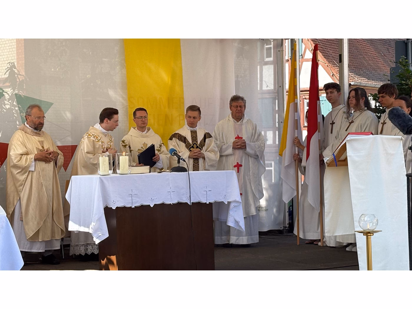 Wie wird der Inhalt des Gottesdienstes in Augenschein genommen?