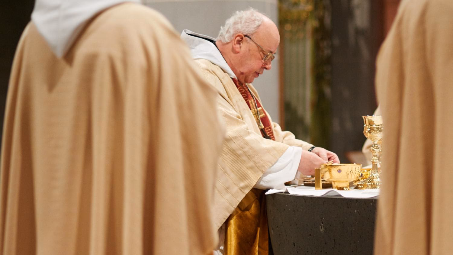 Wann sind die Gottesdienste in der Abteikirche geöffnet?