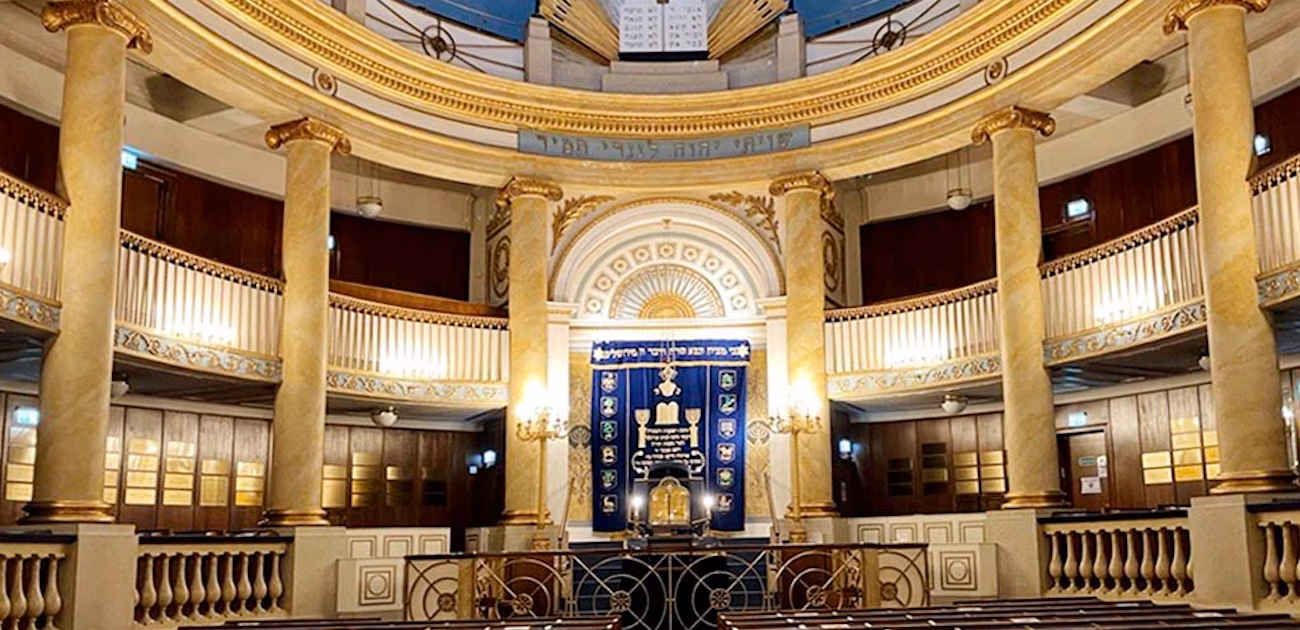 Wie viele Sitzplätze hat die Synagoge?