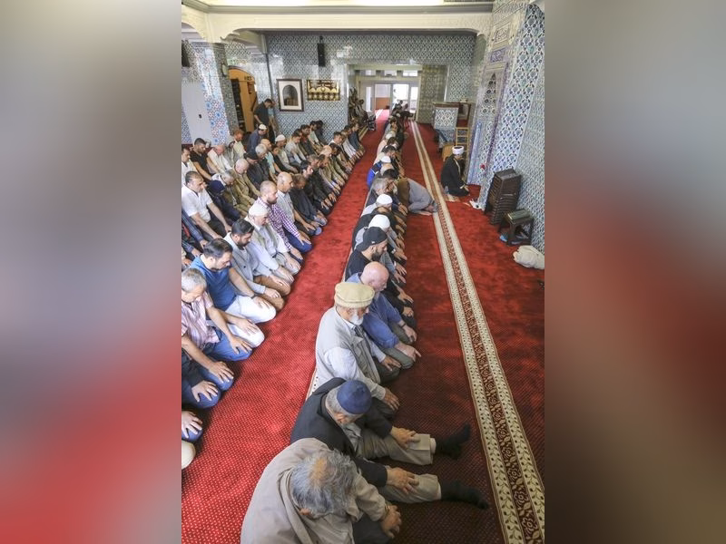 Wie nehmen Männer und Frauen im Gottesdienst teil?